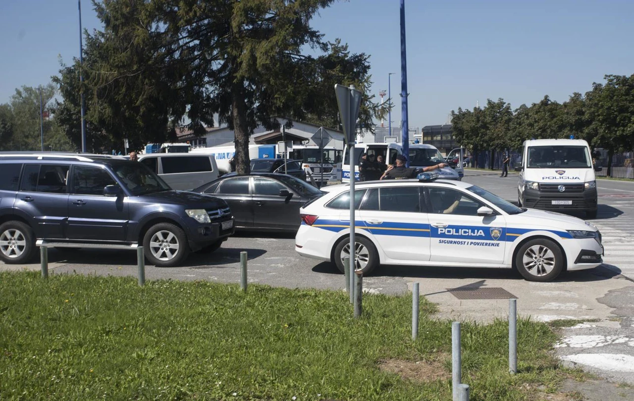 Nogometaši AEK-a pod policijskom pratnjom u zagrebačkoj zračnoj luci , Foto: Željko Hladika/PIXSELL