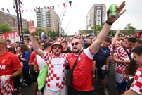 Hrvatski navijači na putu prema stadionu De Kuip, Foto: Ante Cizmic/CROPIX