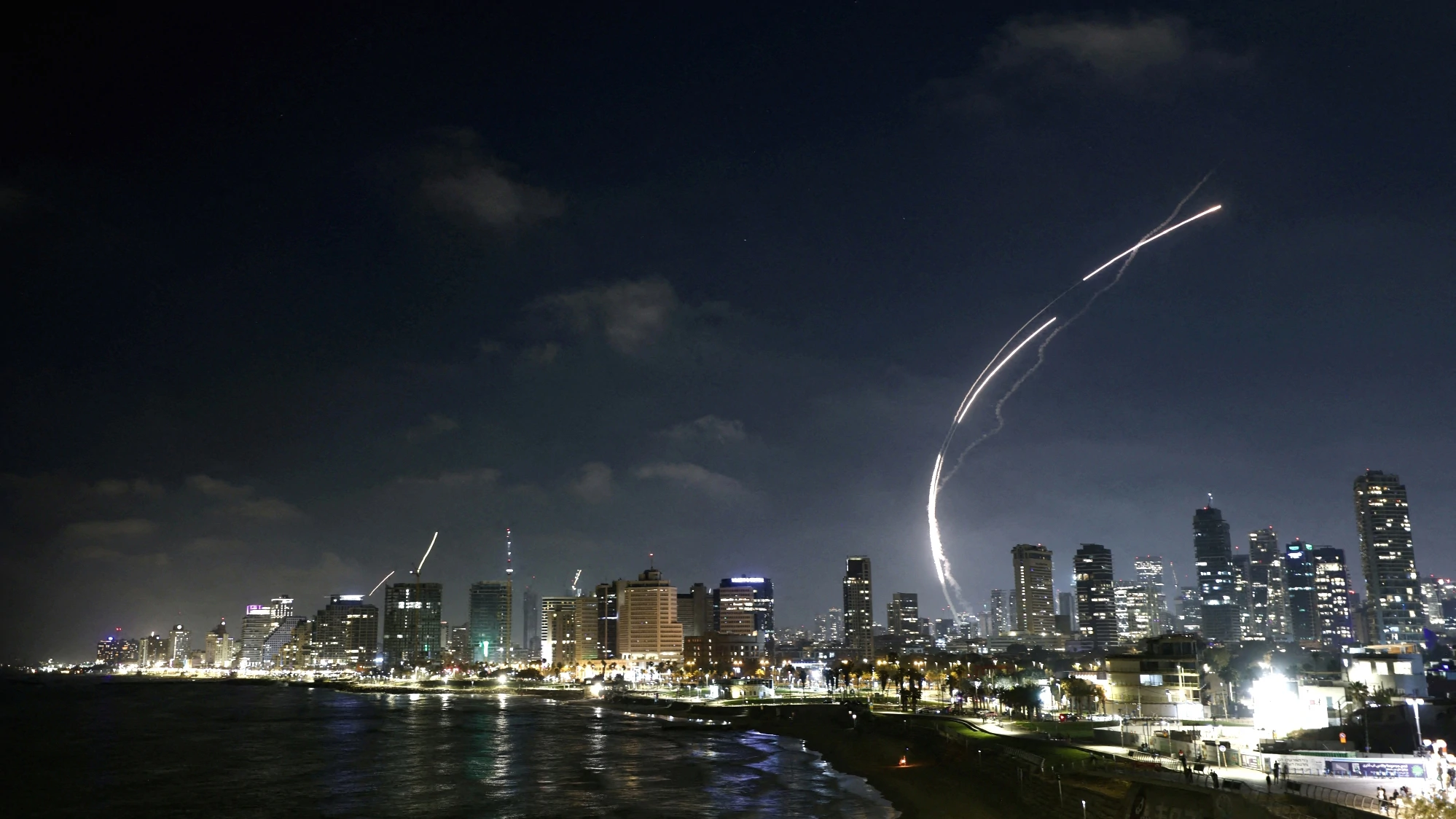 Izrael izveo novi val napada na Iran, Teheran odgovorio