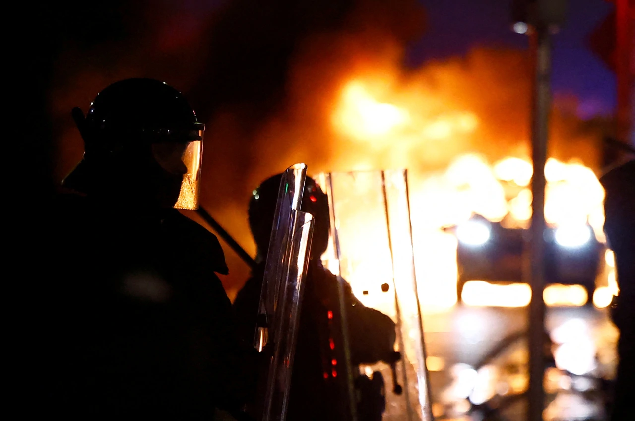 Prosvjedi u Dublinu nakon napada nožem, zapaljen policijski automobil, Foto: Clodagh Kilcoyne/Reuters