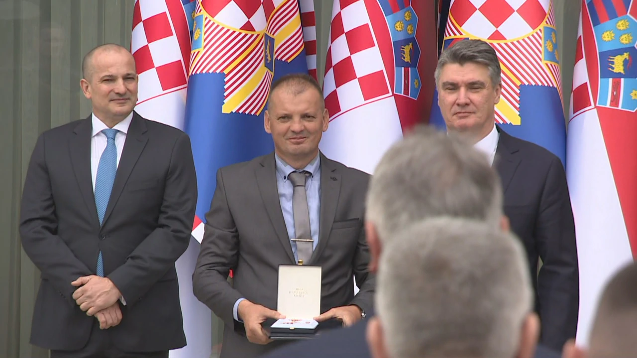 Predsjednik RH dodijelio odlikovanja ranjenim sudionicima akcije Plitvice, Foto: HTV/HRT