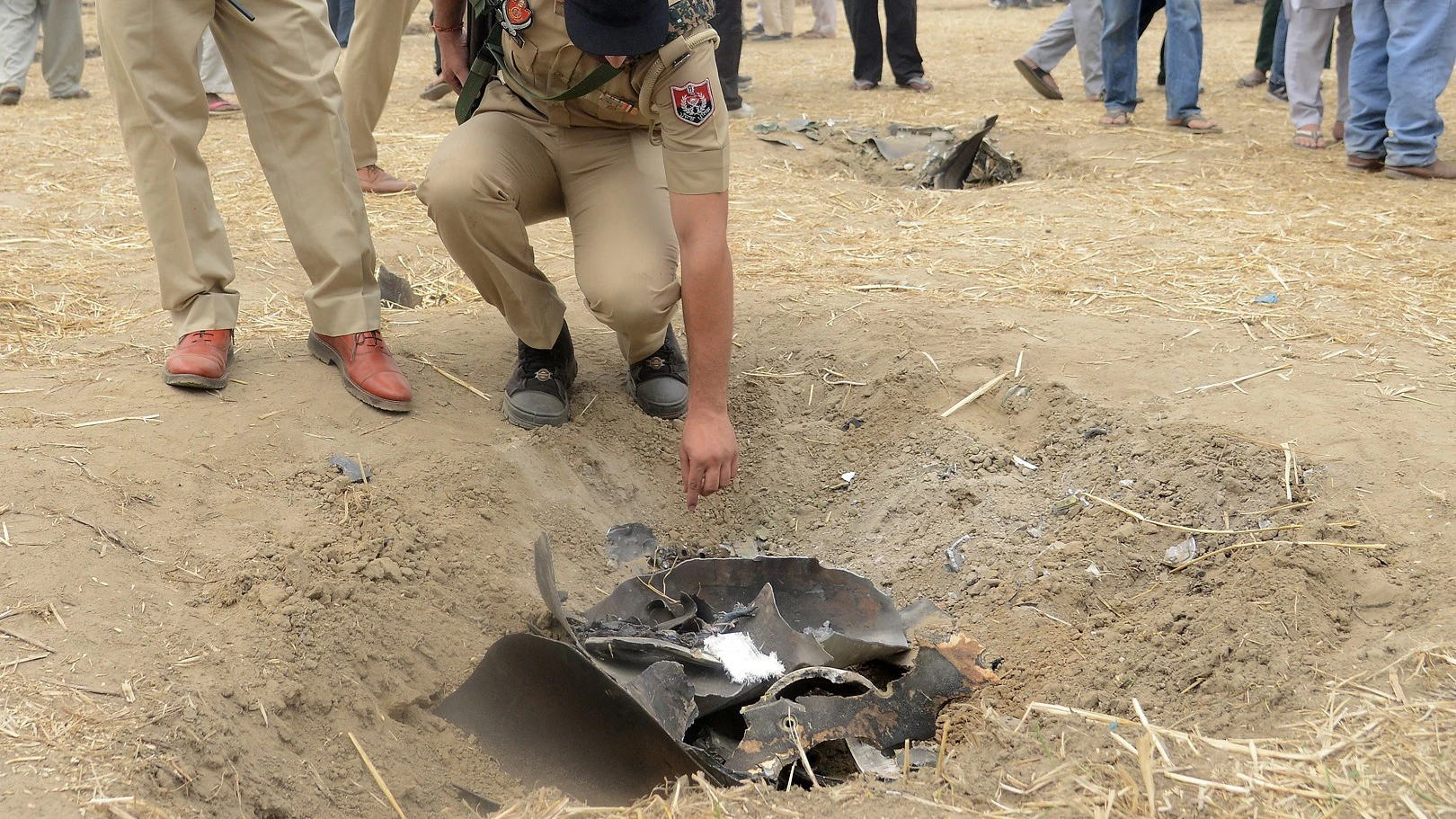 Indijski policajci na mjestu pada pakistanske rakete
