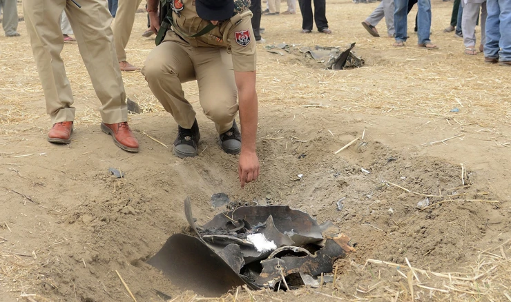 Indijski policajci na mjestu pada pakistanske rakete