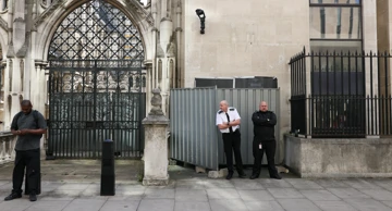 - Britanski ulični umjetnik Bansky naslikao je mural na londonskom Visokom sudu koji prikazuje suca koji tuče prosvjednika