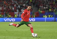Cristiano Ronaldo puca slobodni udarac, Foto: Annegret Hilse/REUTERS