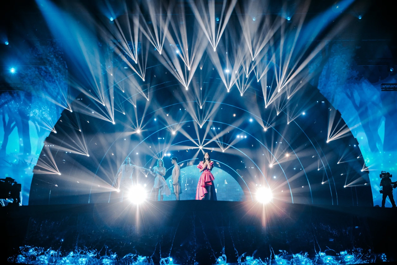 Mia Dimšić i plesači tijekom prve probe za Eurosong 2022. u dvorani PalaOlimpico u Torinu