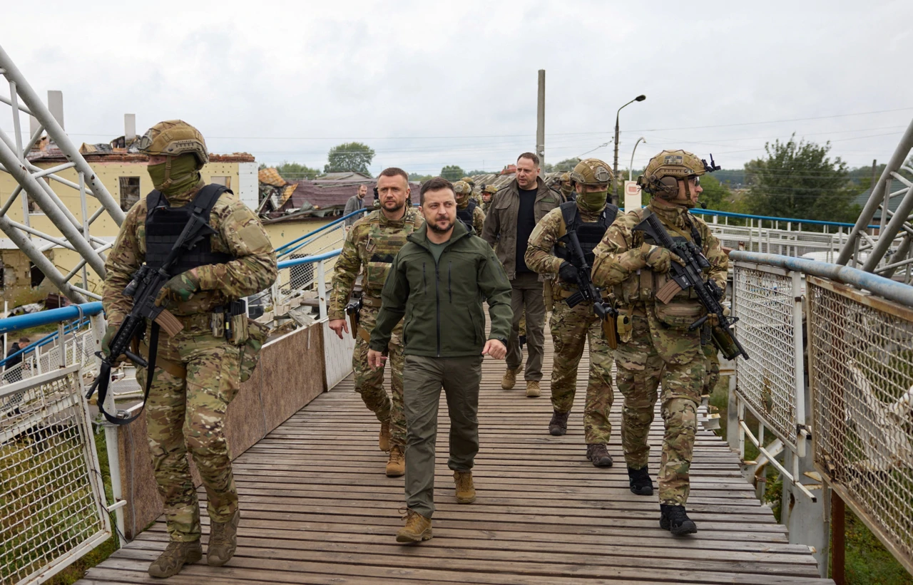 Zelenski u Izjumu, Foto: Ukrainian Presidential Press Service/via Reuters
