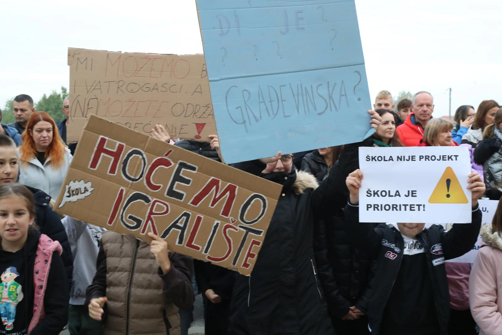 Novi prosvjed ispred stare škole u Donjem Dragonošcu
