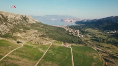 Skoko je na Vespi stigao u njegovu vinariju  s koje pogled puca na Vrbničko polje