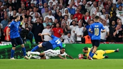 Sterling je pao u kaznenom prostoru, ali Kuipers nije svirao penal, Foto: Paul Ellis/Pool via REUTERS