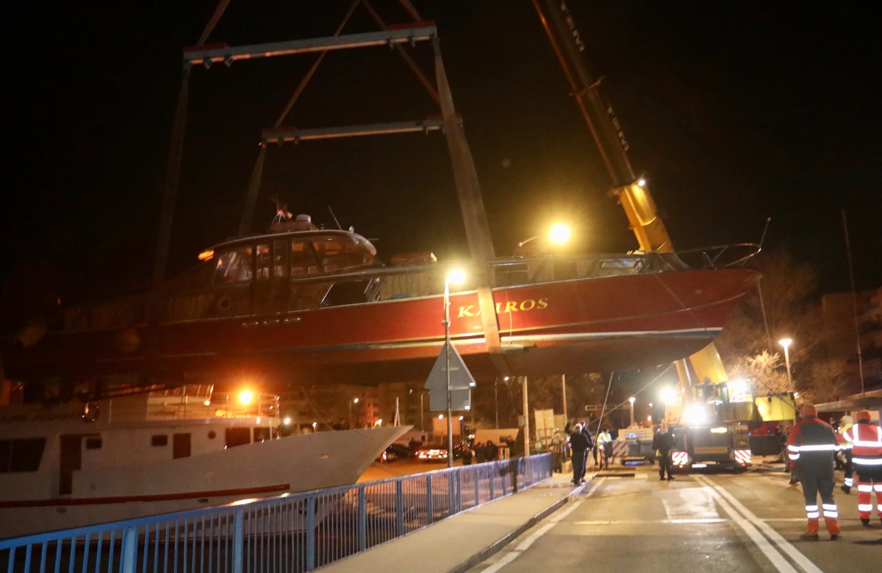 Prebacivanje broda preko mosta u Omišu, Foto: Ivo Cagalj/PIXSELL