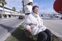 Žena se lancima vezala za palmu ispred splitske gradske uprave, Foto: Ivo Cagalj/PIXSELL