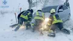 Djelatnici hitne pomoći oslobodili su automobil zaglavljen u snijegu u regiji Odesa
