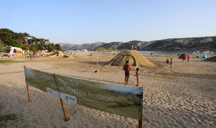 Na Rajskoj plaži u Loparu 15. Festival skulptura u pijesku