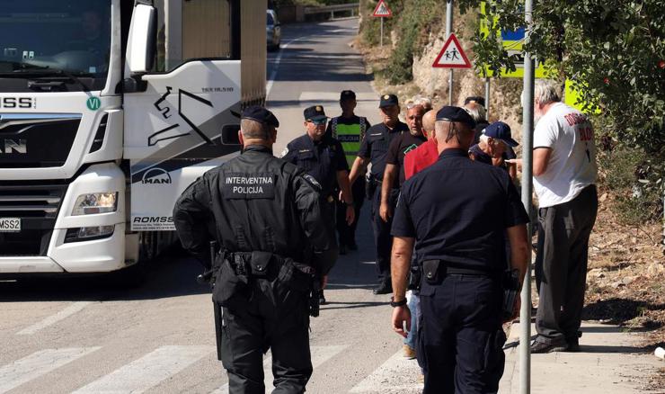 Dvojica prosvjednika u Koromačnom kažnjena zbog vrijeđanja policajaca