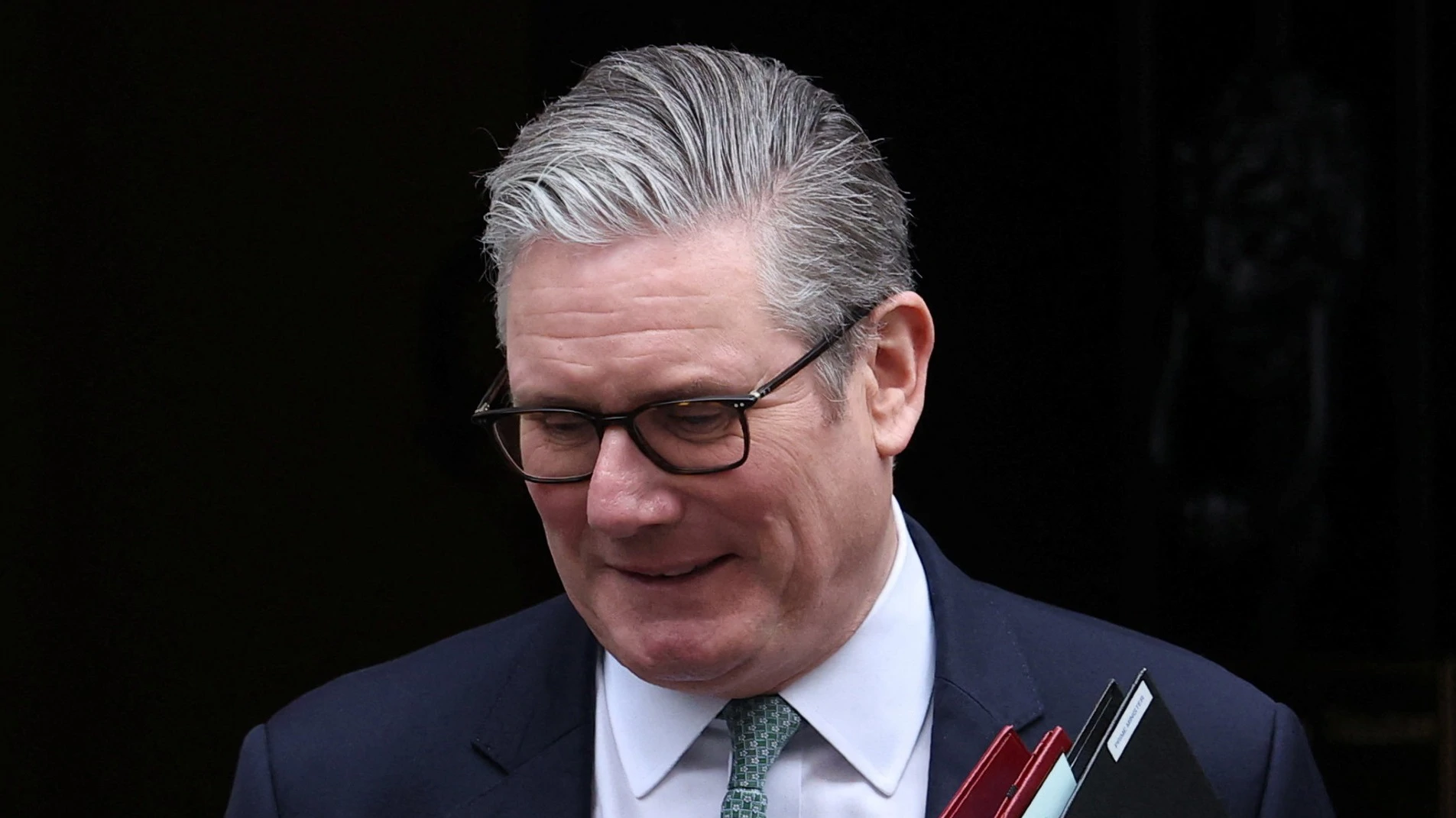 Starmer nastoji stablizirati vlast, Farage prijeti