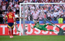 Petkovićev udarac s bijele točke brani Simon, Foto: Annegret Hilse/REUTERS