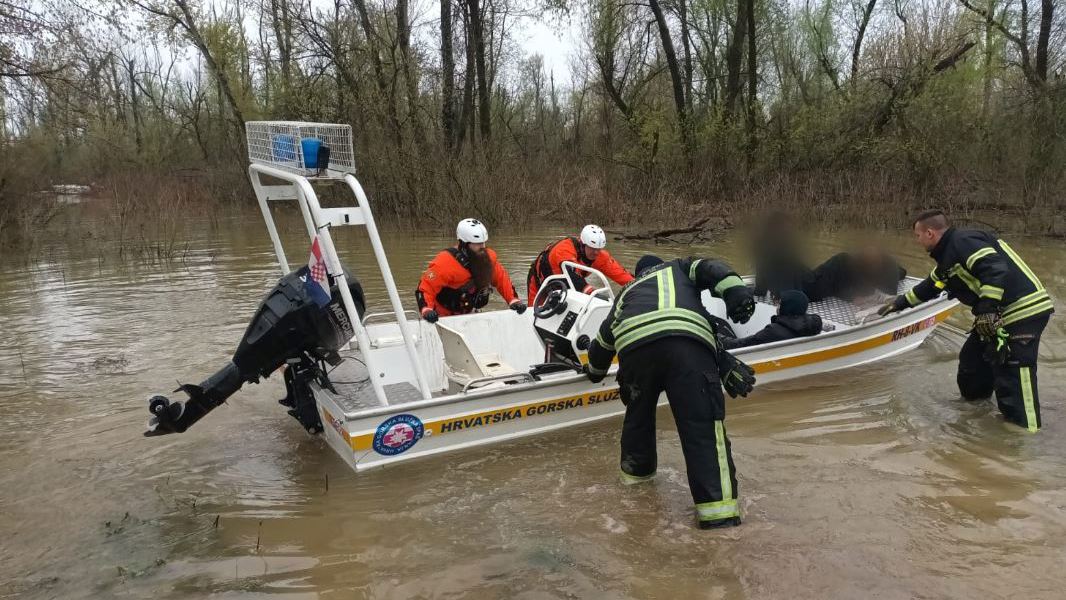 Dramatische Ereignisse an der Save: 30 Migranten aus dem kalten Wasser gerettet, acht im Krankenhaus. 1 hgss1426 20260401075432