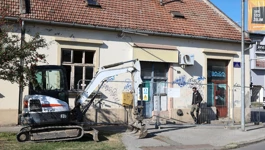 Grad uklanja ruševnu kuću u Kanižlićevoj ulici 