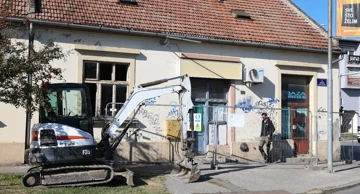 Grad uklanja ruševnu kuću u Kanižlićevoj ulici 