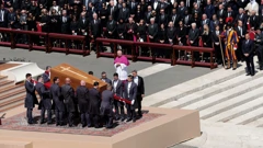 Nosači kovčega podižu lijes pape Franje, Foto: Remo Casilli/REUTERS