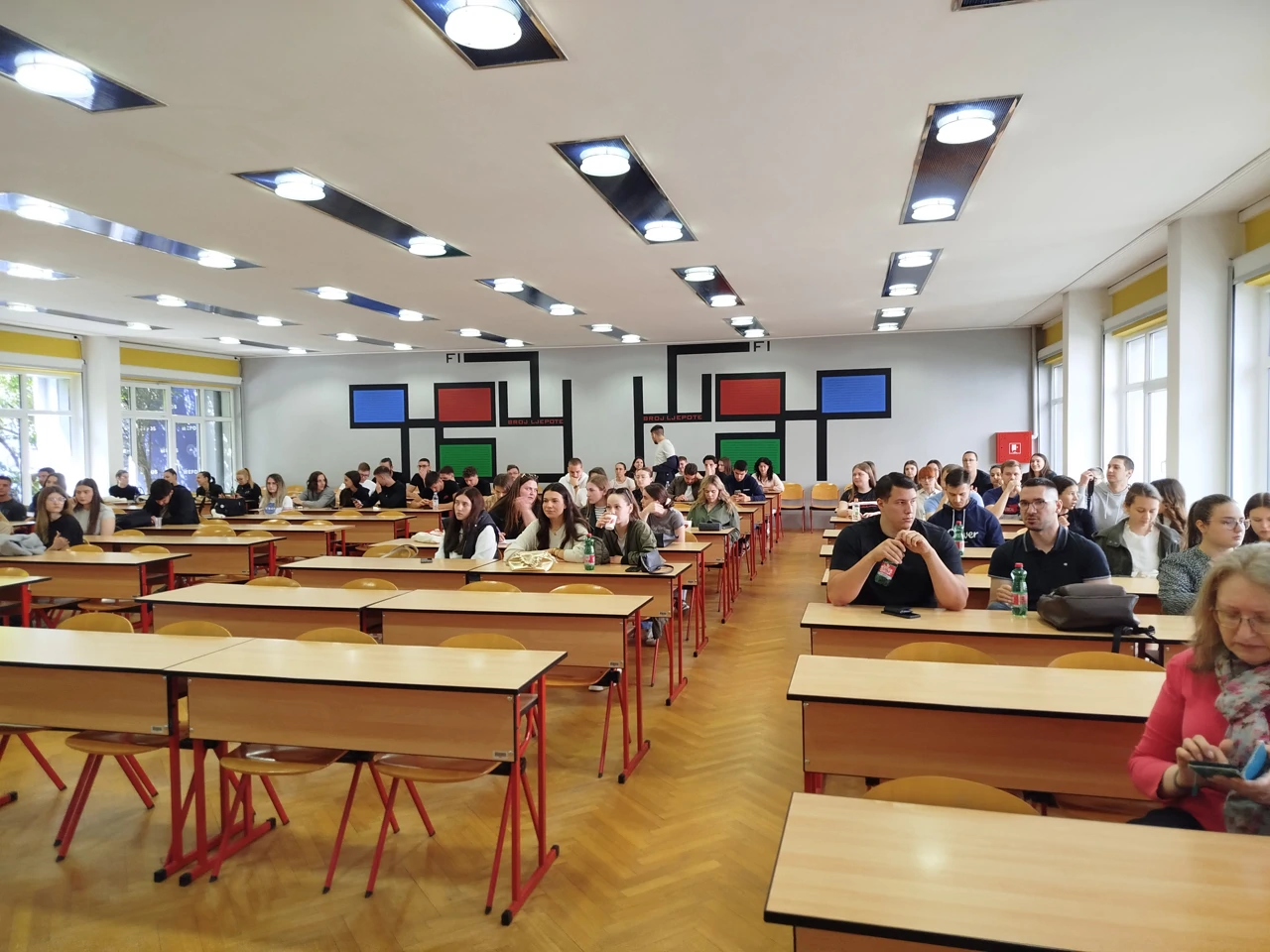Studenti na panel raspravi "Upoznaj poslodavca - javni sektor"