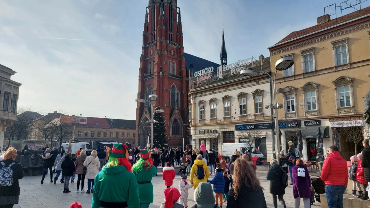 Motomrazovi na središnjem osječkom trgu, Foto: Magdalena Jelečević/HRT Radio Osijek