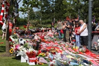 Navijači Liverpoola s obilježjima i cvijećem u čast Dioga Jote, Foto: Temilade Adelaja/REUTERS