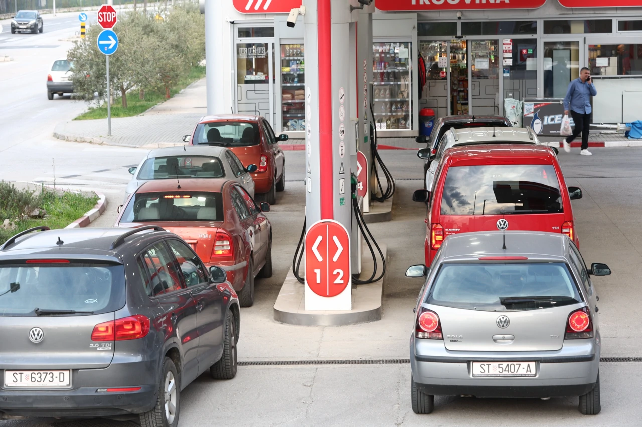 Gužve na benzinskim pumpama u Splitu, Foto: Vojko Basic/CROPIX