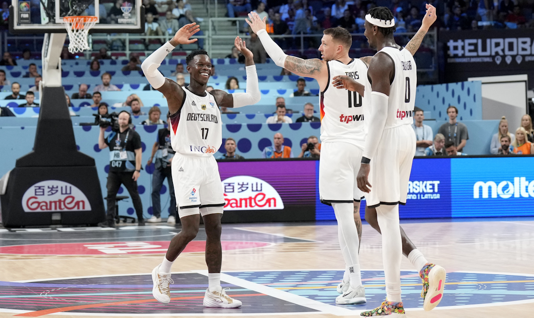  Dennis Schroder, Daniel Theis i Isaac Bonga  