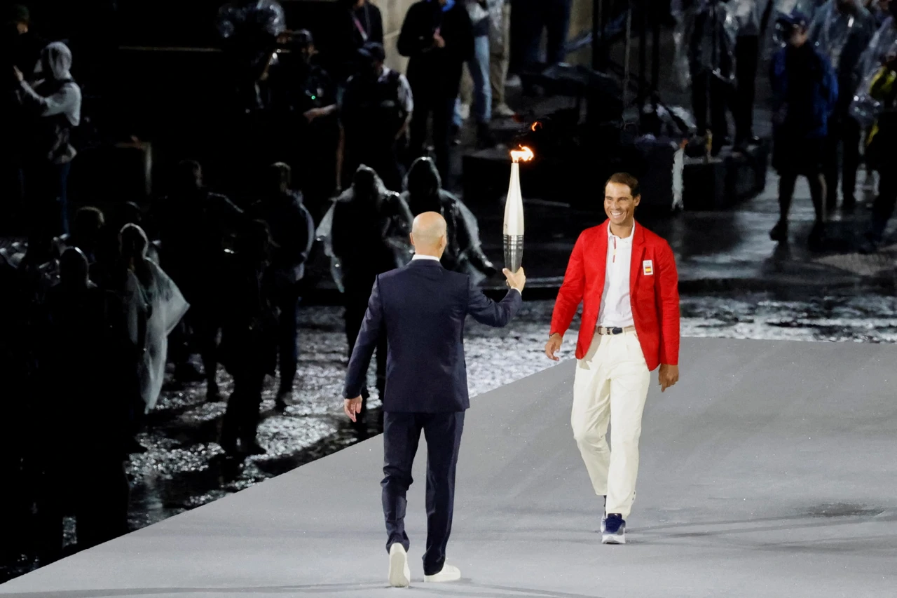 Zinedine Zidane predaje olimpijsku baklju Rafaelu Nadalu