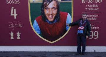 West Ham odaje počast Bondsu