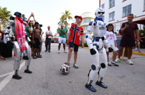 Humanoidni roboti s norveškim navijačima , Foto: Nathan Ray Seebeck/IMAGN IMAGES/REUTERS
