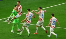 Dominik Livaković slavi sa suigračima, Foto: Lee Smith/REUTERS