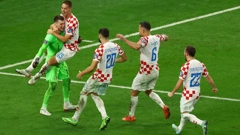 Dominik Livaković slavi sa suigračima