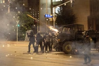 Beograd: Policija oklopnim vozilima i suzavcem rastjerivala demonstrante, Foto: Djordje Kojadinovic/Reuters