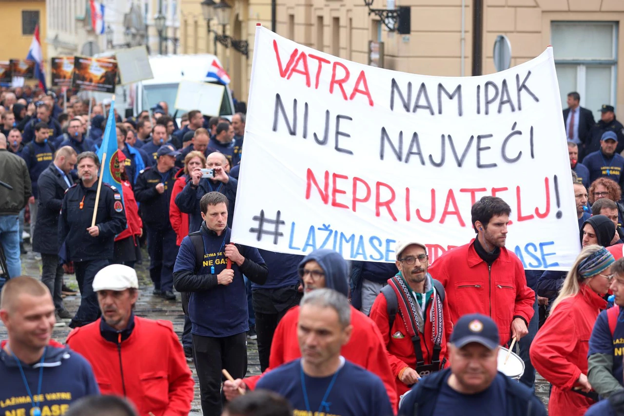 Prosvjed vatrogasaca, Foto: Sanjin Strukic /PIXSELL
