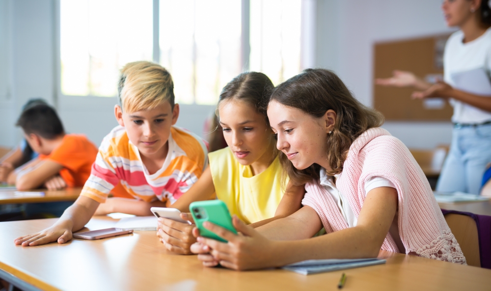 Psychologe: Handys beeinträchtigen Konzentration und Motivation von Kindern 4 shutterstock 2372838693 20250904165036