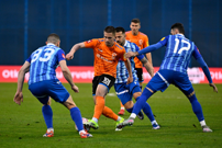 Aleksa Latković u duelu s igračima Lokomotive, Foto: Damir Krajac/CROPIX