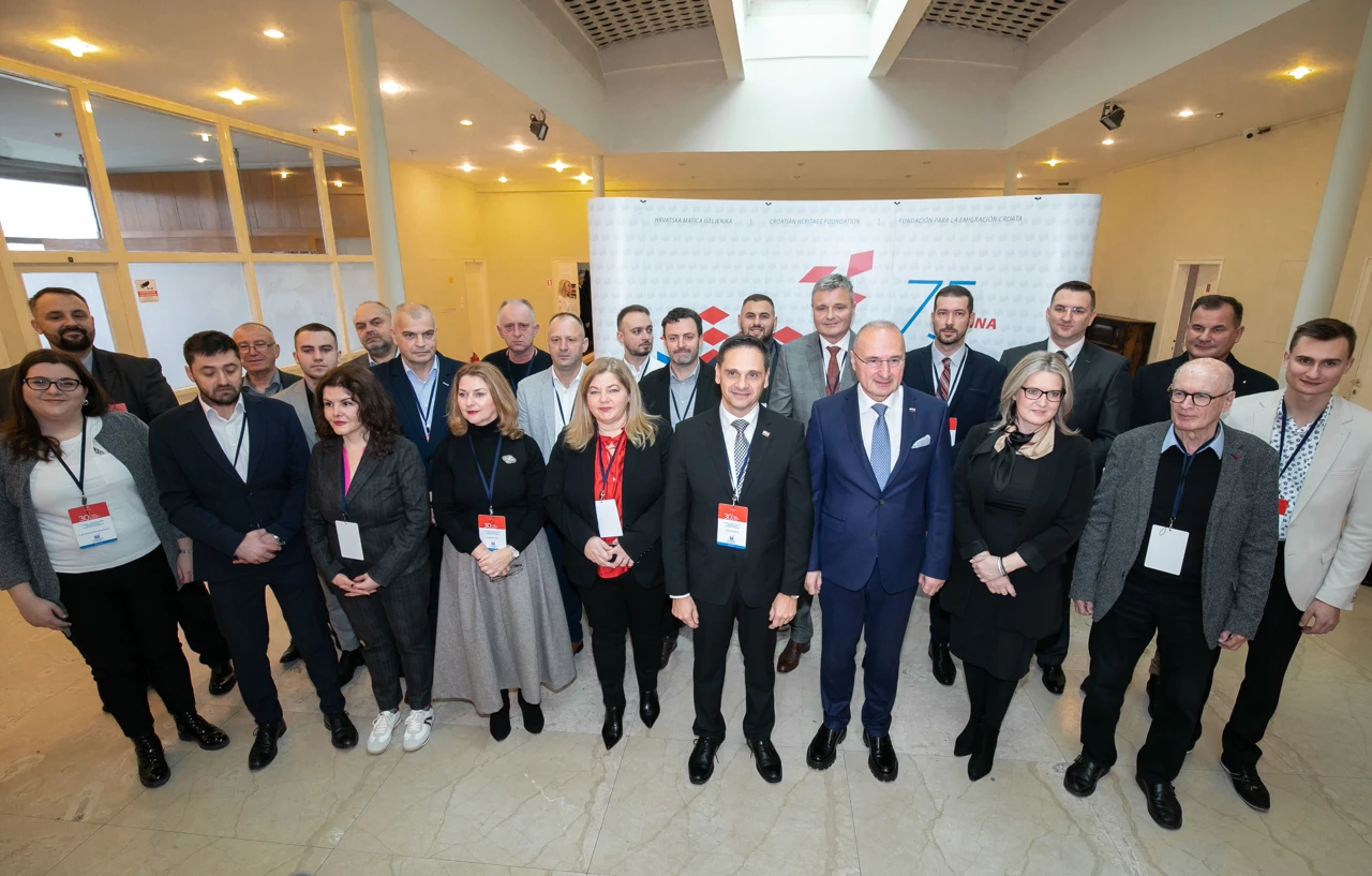 Članovi   Savjeta Vlade za Hrvate izvan RH iz hrvatske manjine