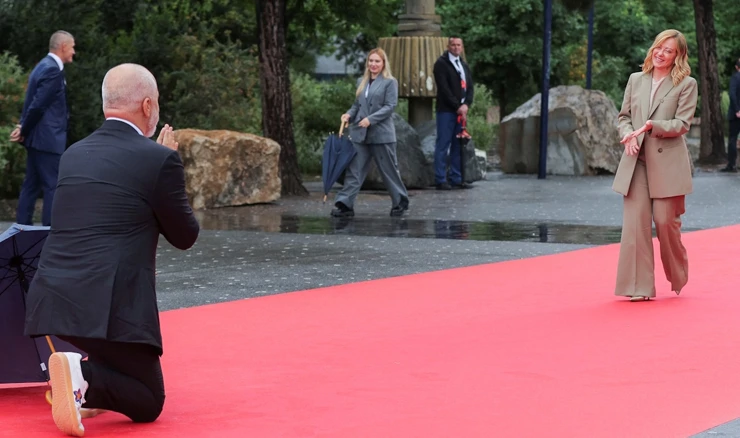 Rama dočekao premijerku Meloni na koljenima