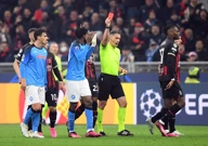 Isključenje Zambe Anguisse na utakmici Milan - Napoli, Foto: Daniele Mascolo/REUTERS