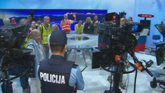 Skupina protivnika cijepljenja sinoć je nasilno upala na RTV Slovenije, zahtijevali su uključenje uživo 