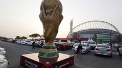 Trofej SP-a ispred stadiona Khalifa