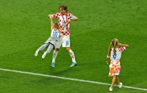 Modrić slavi sa svojom djecom, Foto: Bernadett Szabo / REUTERS
