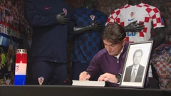 Zlatko Dalić se upisuje u knjigu žalosti, Foto: Dnevnik/HRT