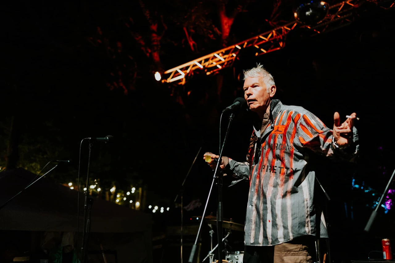 Julien Temple na pozornici koncerta grupe Let 3 na festivalu Cinehill 