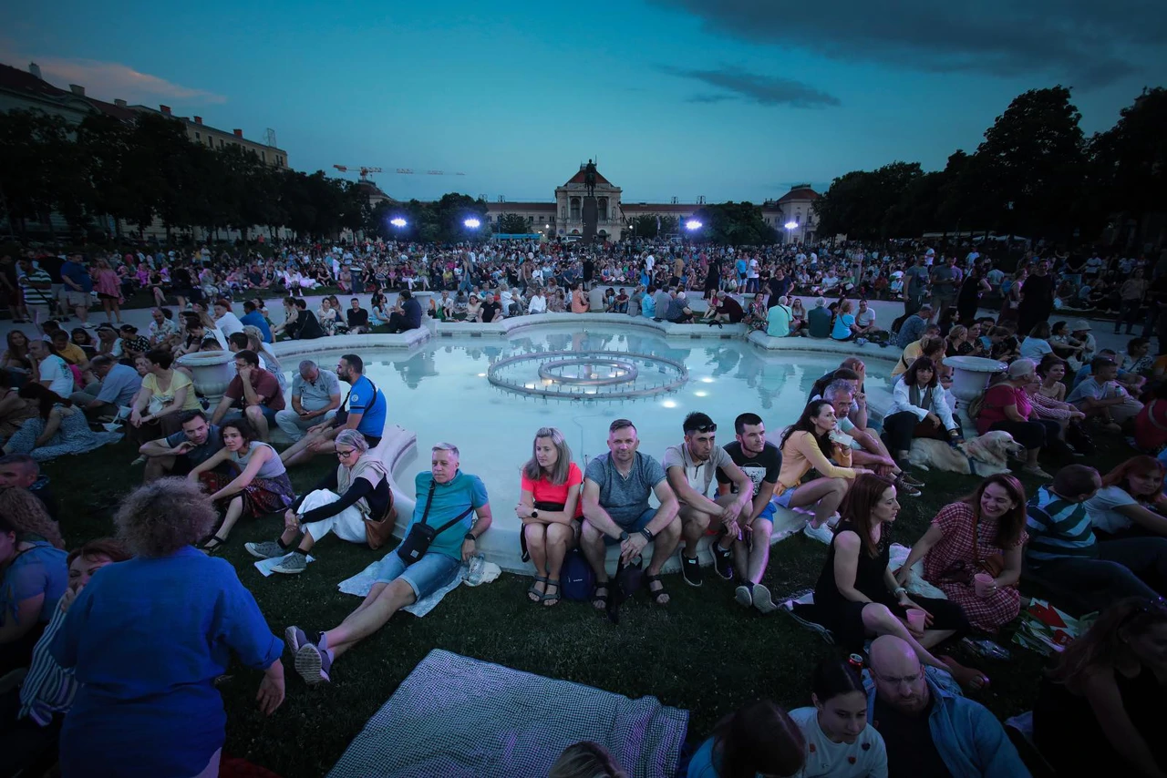 Publika je dupkom ispunila Trg kralja Tomislava na koncertu Simfonijskog orkestra HRT-a 