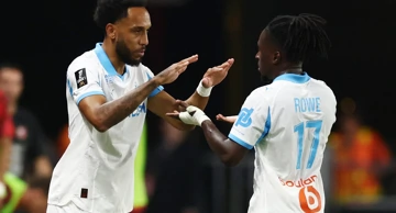 Pierre-Emerick Aubameyang i Jonathan Rowe 