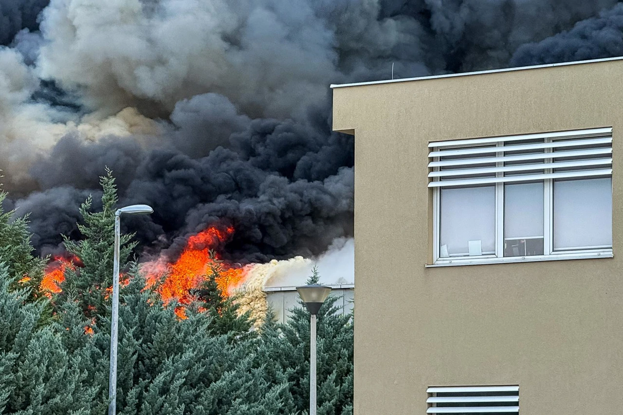 Veliki požar u Mostaru na odlagalištu otpada, zrak opasan za disanje, Foto: Denis Kapetanovic/PIXSELL